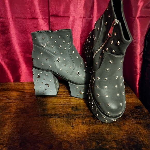 Dolls Kill ankle platform boots size 9 color charcoal gray, photosensitive - Picture 1 of 4